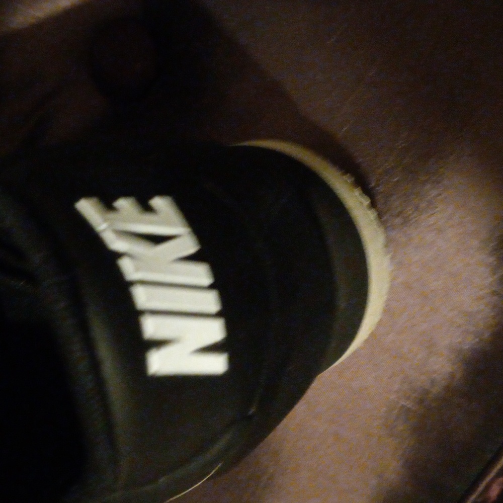 Blk N Wht Nike View 4